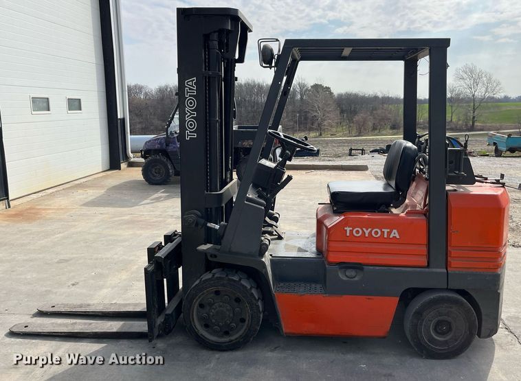 image for item LA9864 Toyota 5FGC30  forklift