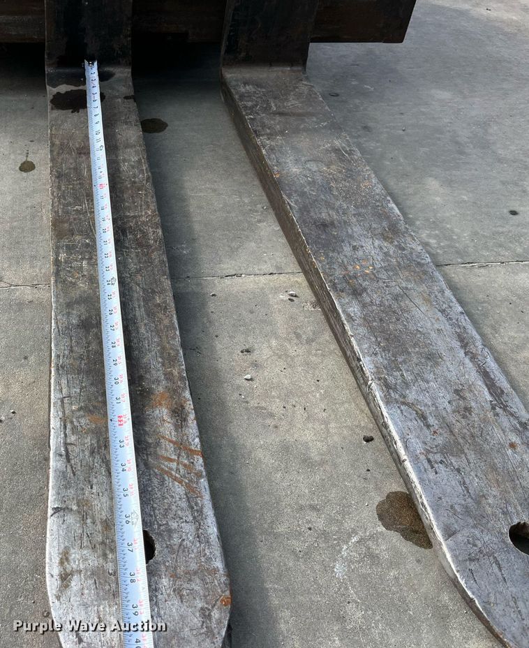 image for item LA9864 Toyota 5FGC30  forklift