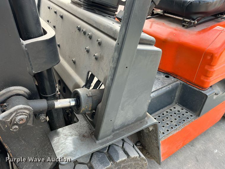 image for item LA9864 Toyota 5FGC30  forklift