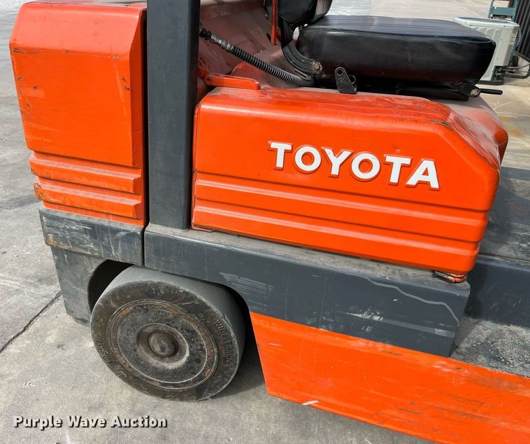 image for item LA9864 Toyota 5FGC30  forklift