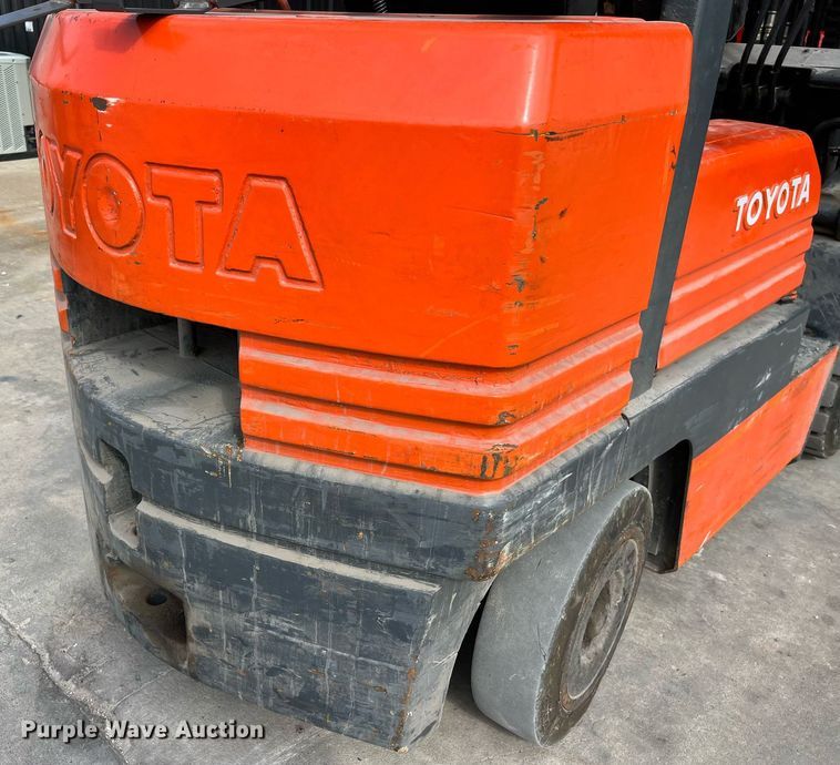 image for item LA9864 Toyota 5FGC30  forklift