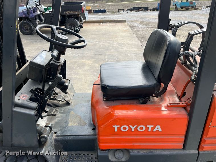 image for item LA9864 Toyota 5FGC30  forklift