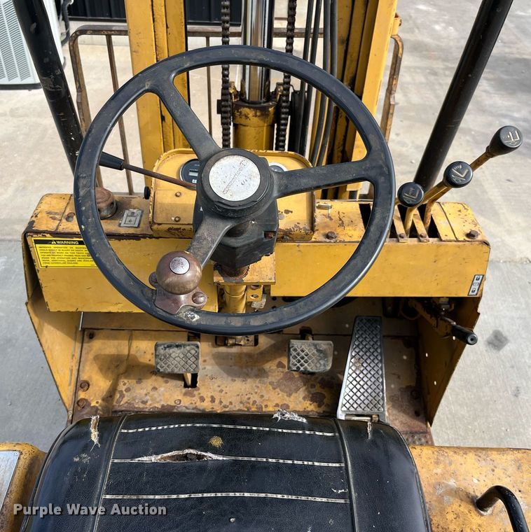 image for item LA9865 Caterpillar TC30  forklift