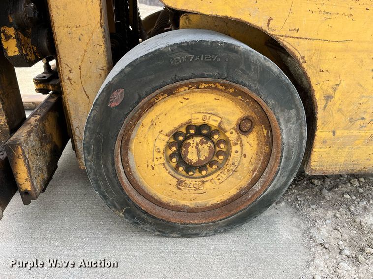 image for item LA9865 Caterpillar TC30  forklift