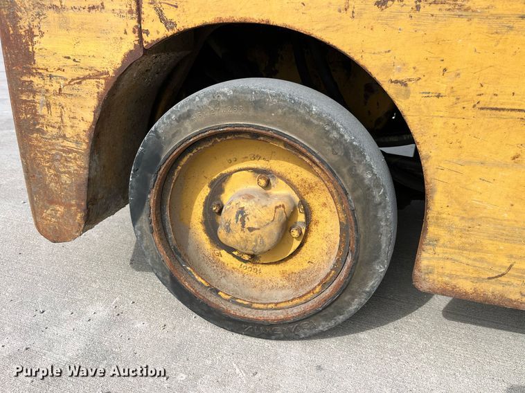 image for item LA9865 Caterpillar TC30  forklift