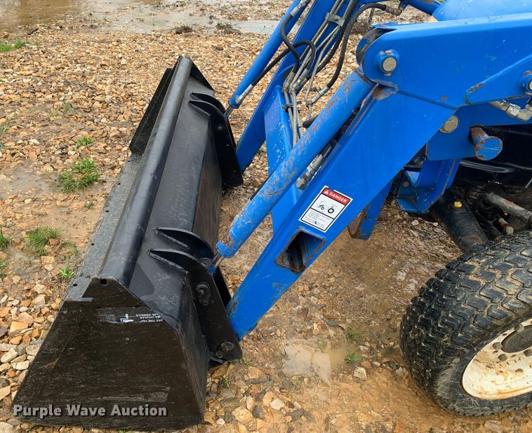 image for item LI9162 2003 New Holland TC33D  tractor