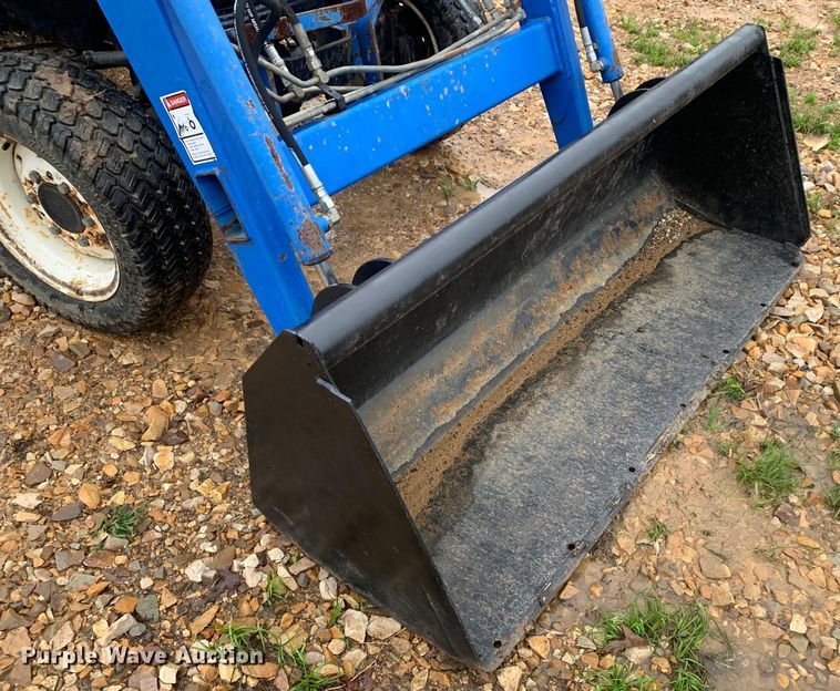 image for item LI9162 2003 New Holland TC33D  tractor