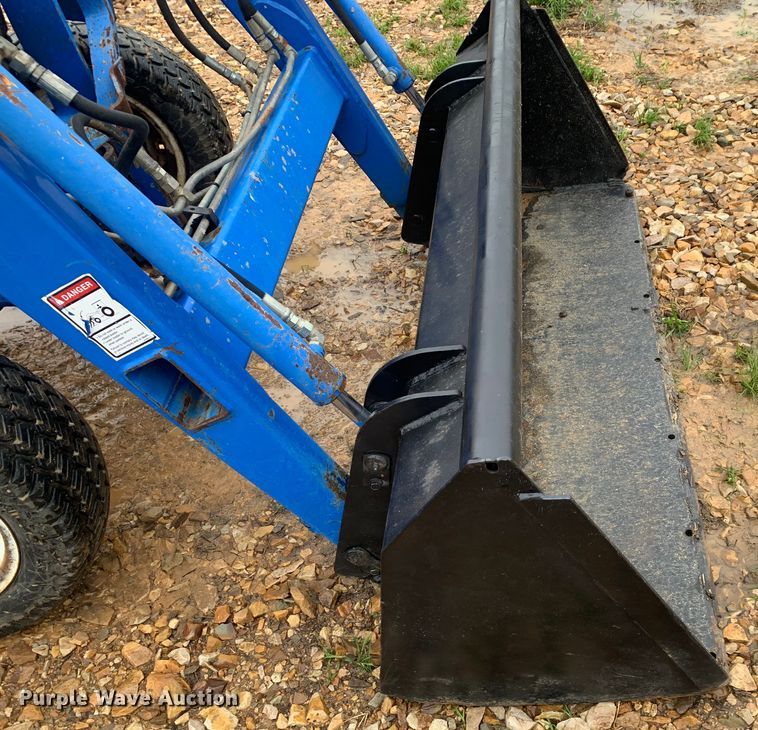 image for item LI9162 2003 New Holland TC33D  tractor