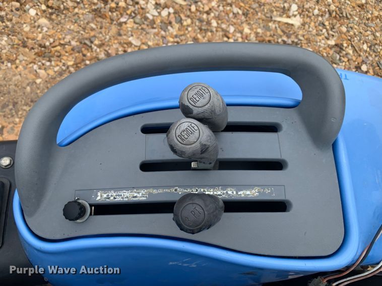 image for item LI9162 2003 New Holland TC33D  tractor