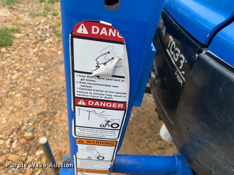 image for item LI9162 2003 New Holland TC33D  tractor