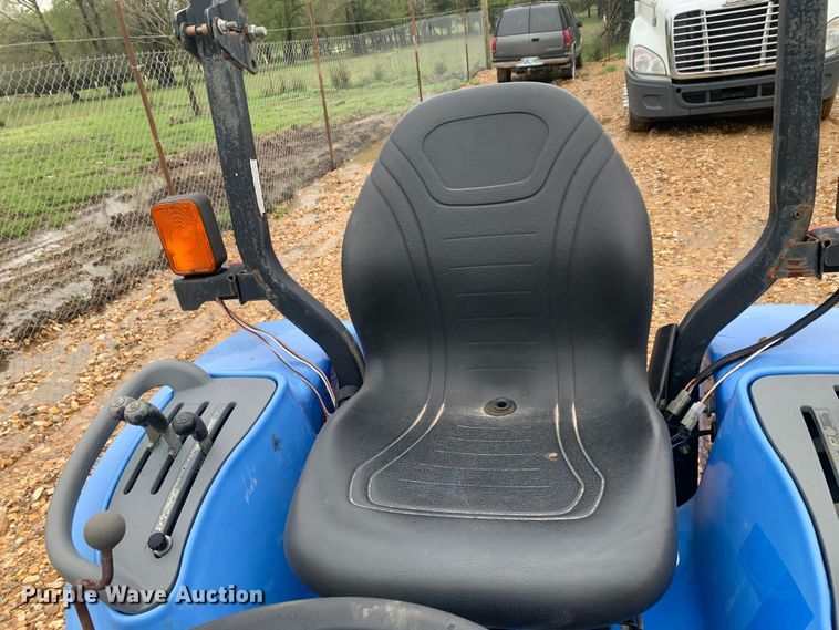 image for item LI9162 2003 New Holland TC33D  tractor