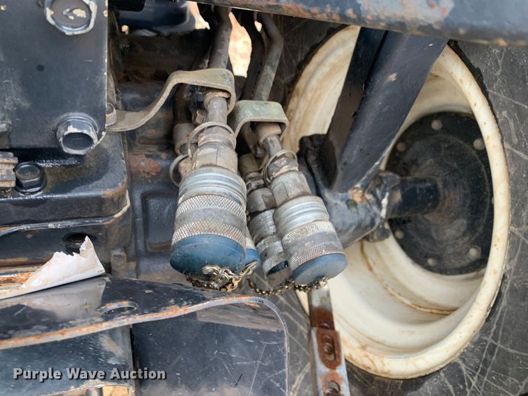 image for item LI9162 2003 New Holland TC33D  tractor