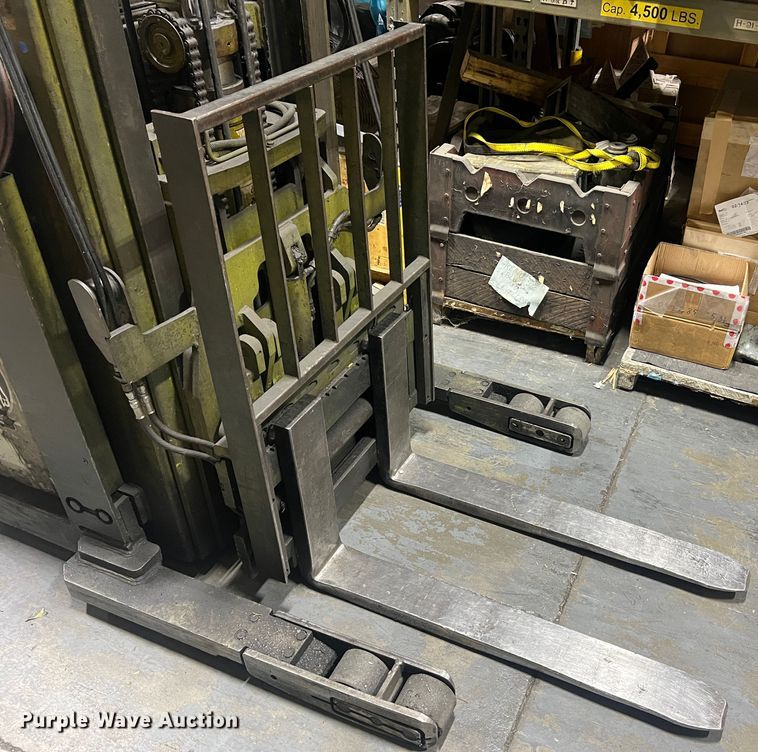 image for item LI9550 Clark NP300 40B  forklift