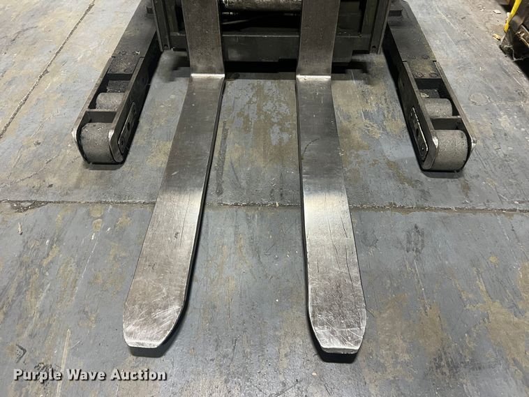 image for item LI9550 Clark NP300 40B  forklift