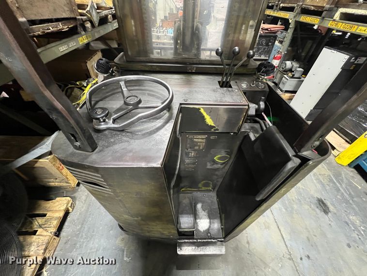 image for item LI9550 Clark NP300 40B  forklift