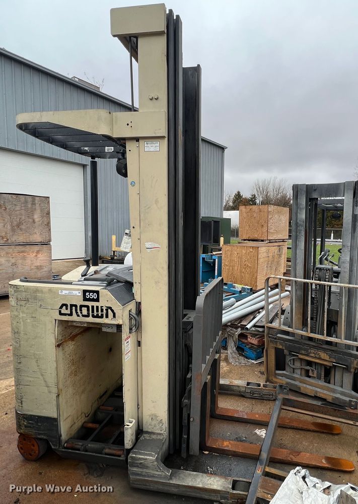 image for item LI9552 Crown RR3040-45  forklift