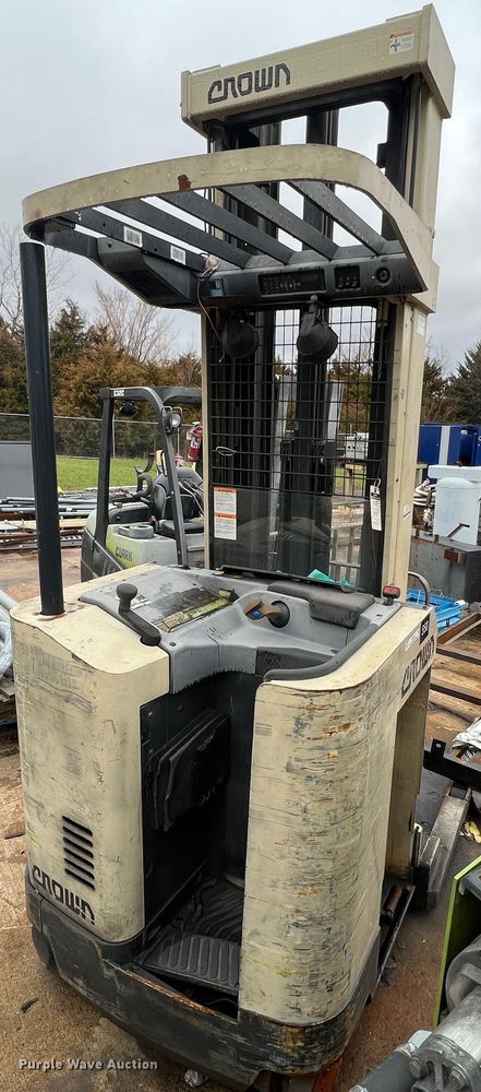 image for item LI9552 Crown RR3040-45  forklift