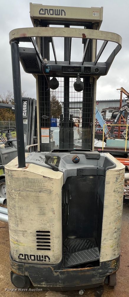 image for item LI9552 Crown RR3040-45  forklift