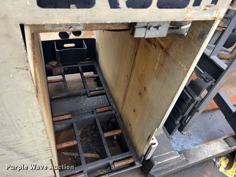 image for item LI9552 Crown RR3040-45  forklift