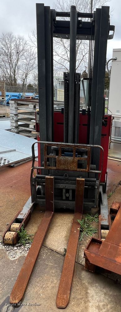 image for item LI9554 Raymond EAS R40TT  forklift