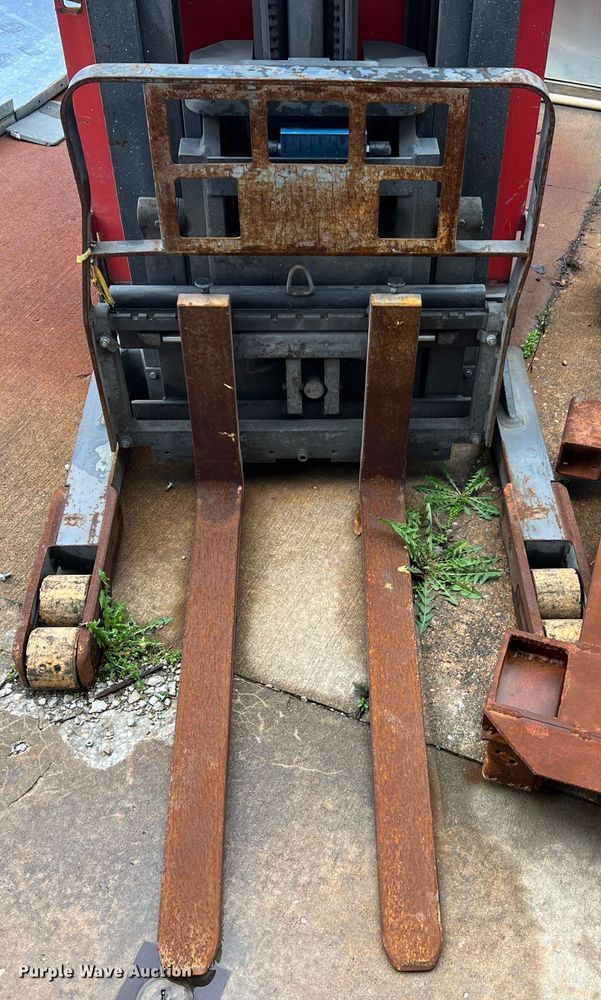 image for item LI9554 Raymond EAS R40TT  forklift