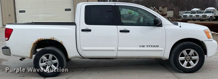 image for item LJ9568 2011 Nissan Titan SV  Crew Cab pickup truck