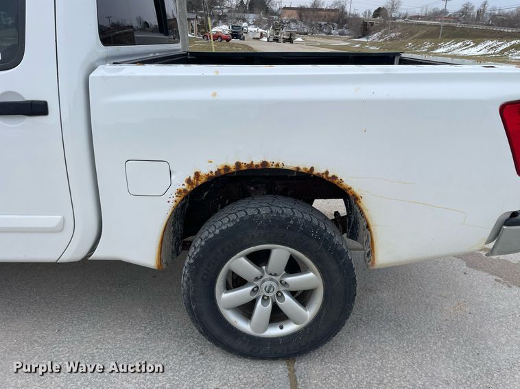 image for item LJ9568 2011 Nissan Titan SV  Crew Cab pickup truck