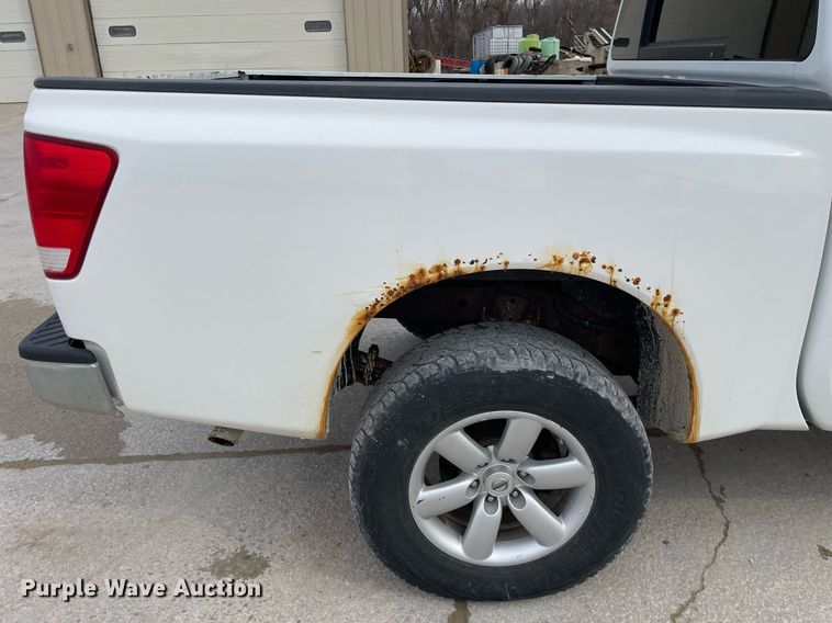 image for item LJ9568 2011 Nissan Titan SV  Crew Cab pickup truck