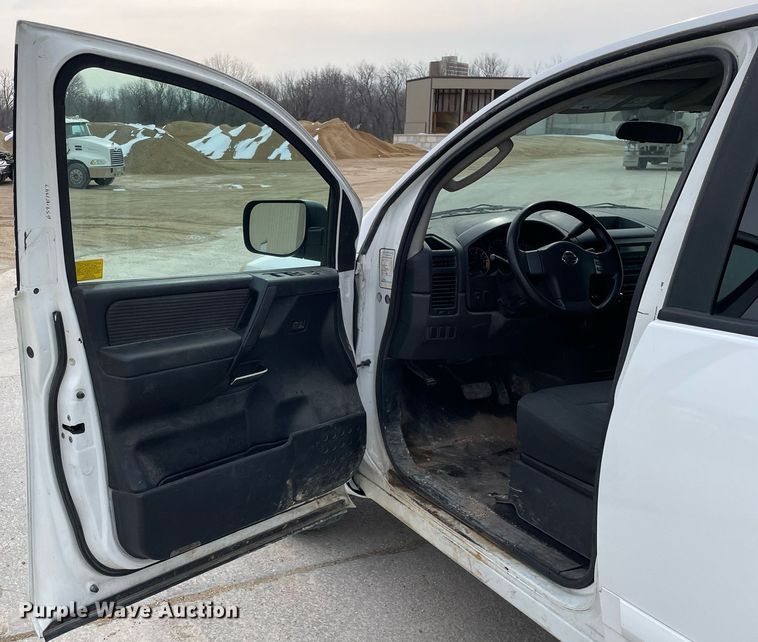 image for item LJ9568 2011 Nissan Titan SV  Crew Cab pickup truck