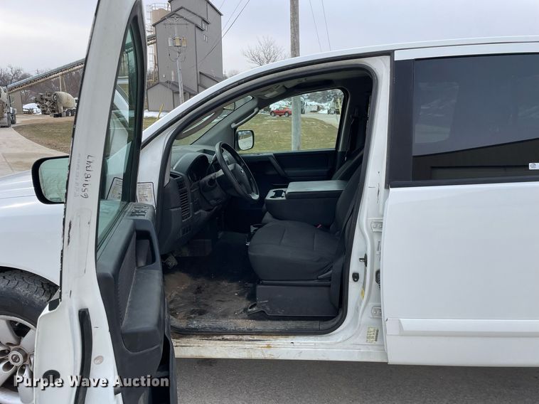 image for item LJ9568 2011 Nissan Titan SV  Crew Cab pickup truck