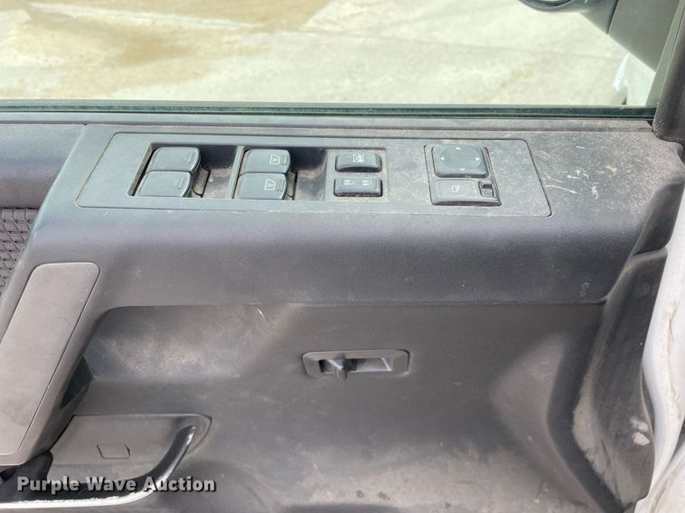 image for item LJ9568 2011 Nissan Titan SV  Crew Cab pickup truck