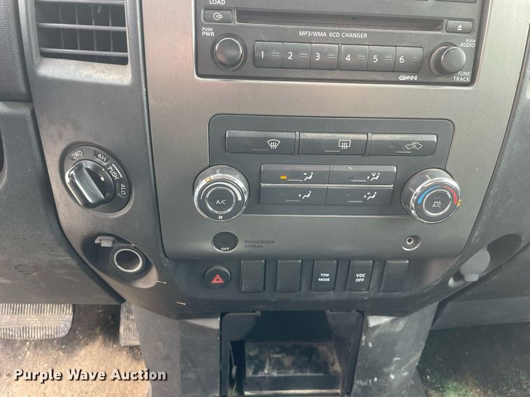 image for item LJ9568 2011 Nissan Titan SV  Crew Cab pickup truck