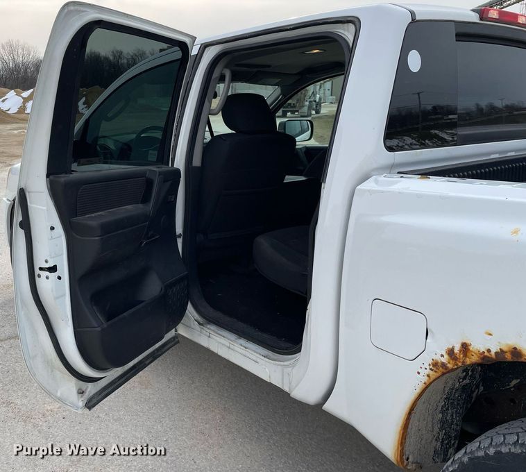 image for item LJ9568 2011 Nissan Titan SV  Crew Cab pickup truck