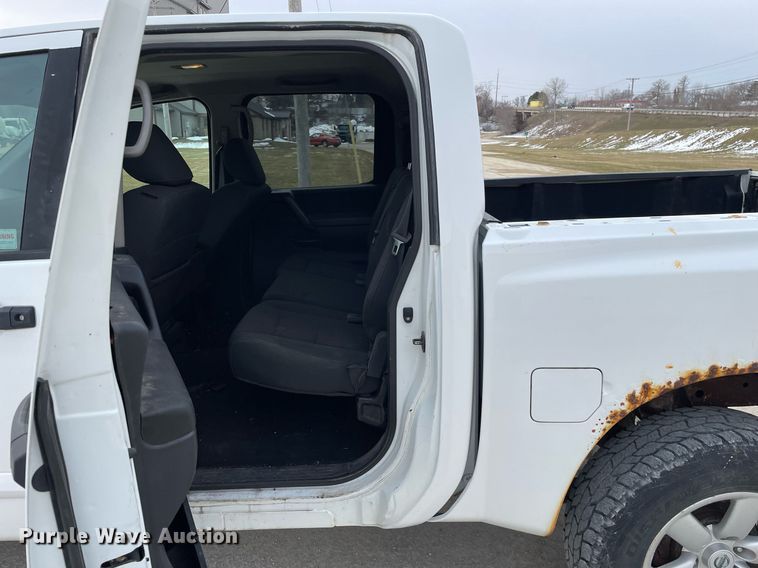 image for item LJ9568 2011 Nissan Titan SV  Crew Cab pickup truck