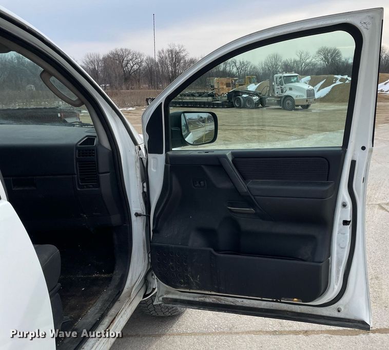 image for item LJ9568 2011 Nissan Titan SV  Crew Cab pickup truck