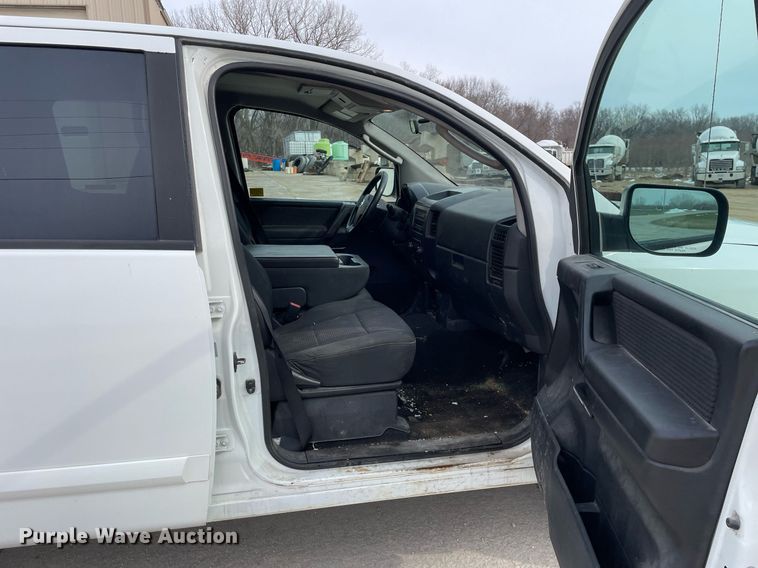 image for item LJ9568 2011 Nissan Titan SV  Crew Cab pickup truck