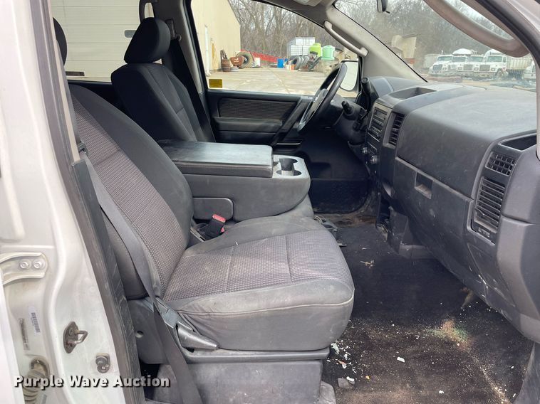 image for item LJ9568 2011 Nissan Titan SV  Crew Cab pickup truck