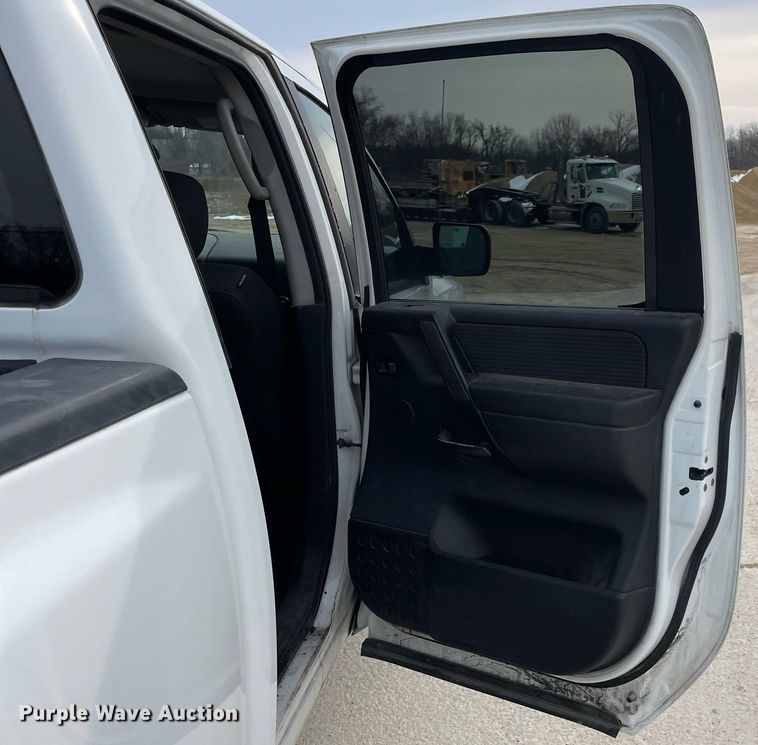 image for item LJ9568 2011 Nissan Titan SV  Crew Cab pickup truck