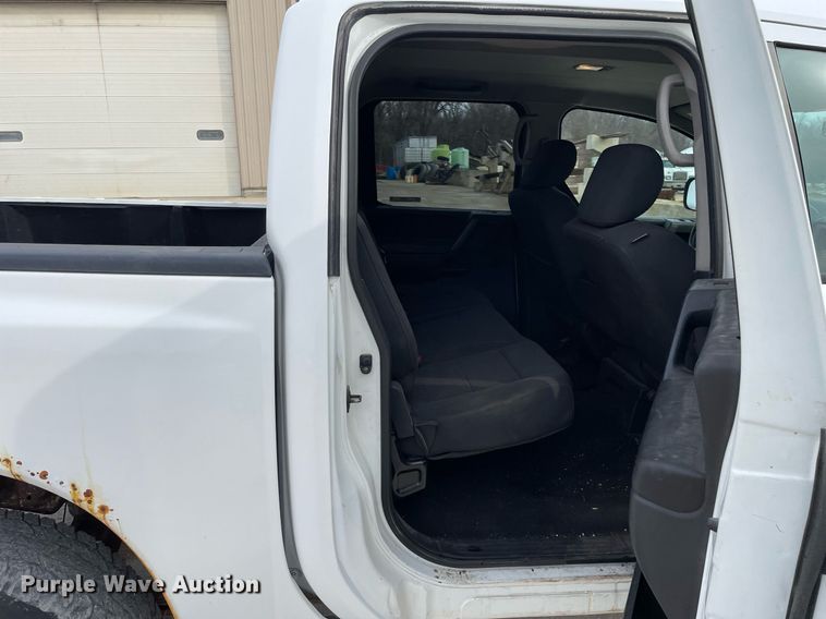 image for item LJ9568 2011 Nissan Titan SV  Crew Cab pickup truck