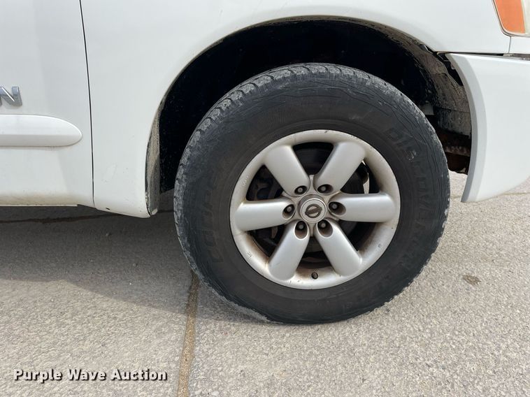 image for item LJ9568 2011 Nissan Titan SV  Crew Cab pickup truck