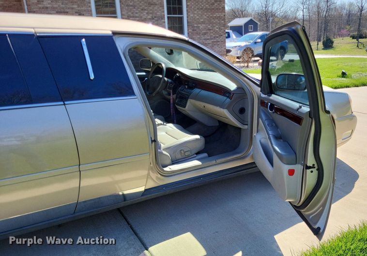 image for item LR9205 2002 Cadillac Krystal Koach  limousine