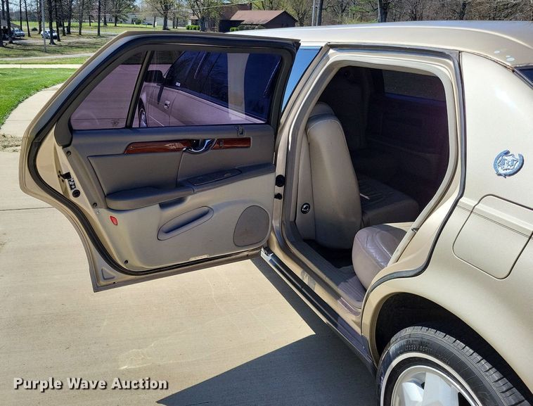 image for item LR9205 2002 Cadillac Krystal Koach  limousine