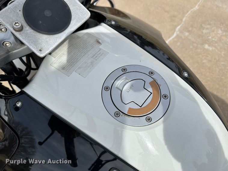 image for item LT9233 1999 BMW R1100RT  motorcycle