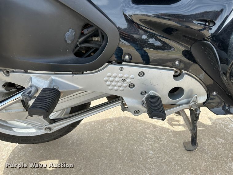 image for item LT9233 1999 BMW R1100RT  motorcycle