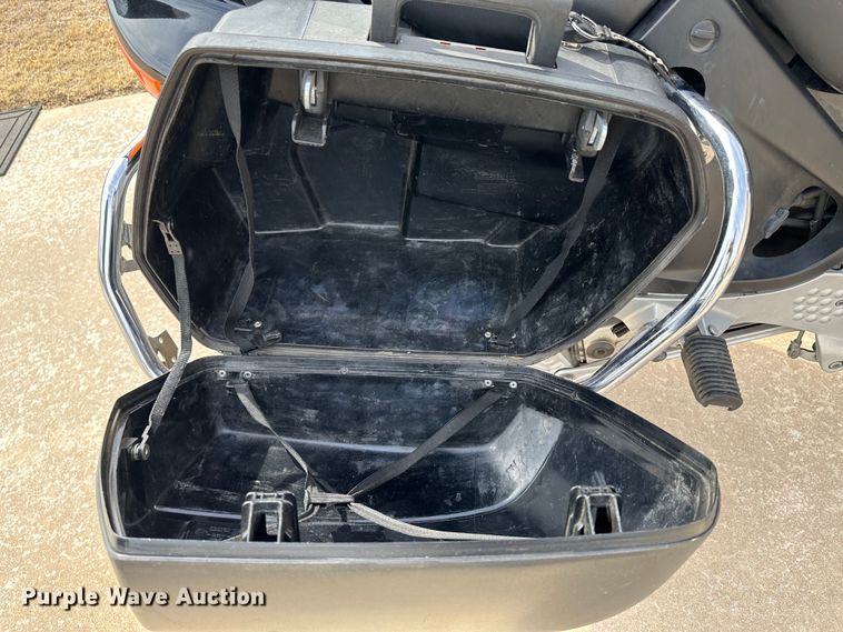 image for item LT9233 1999 BMW R1100RT  motorcycle