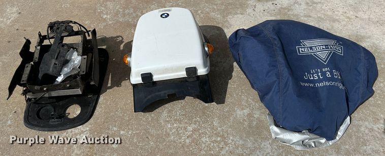 image for item LT9233 1999 BMW R1100RT  motorcycle