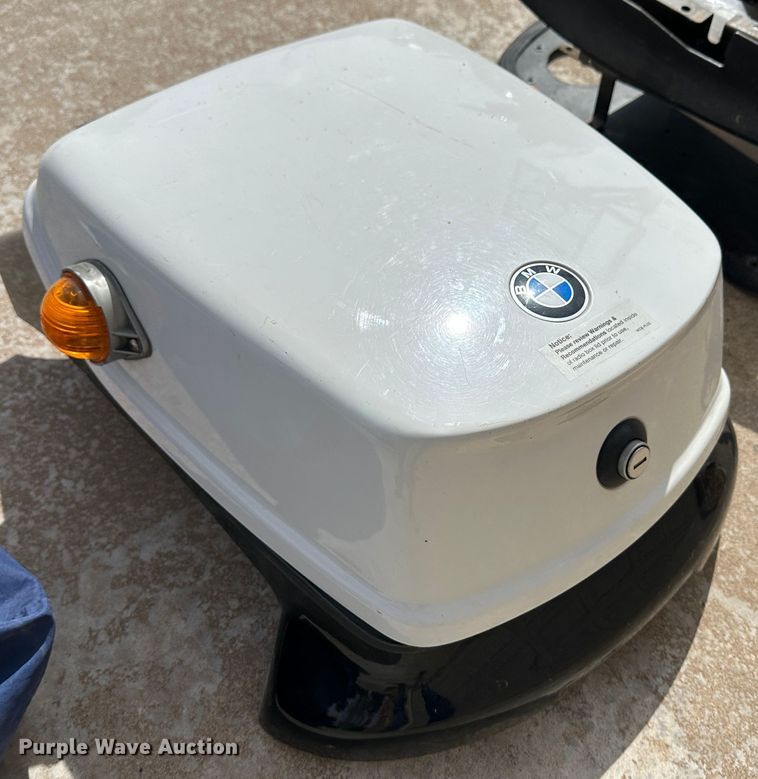 image for item LT9233 1999 BMW R1100RT  motorcycle