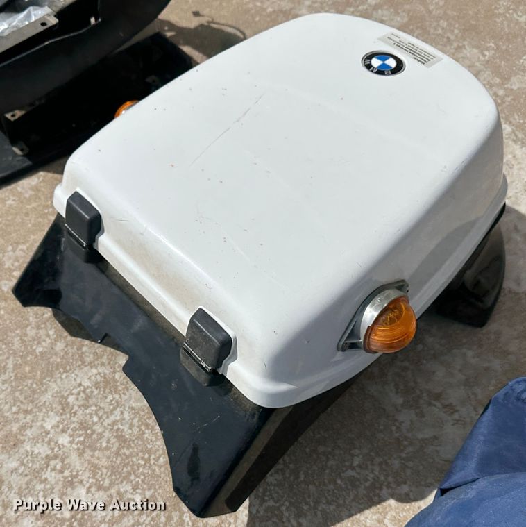 image for item LT9233 1999 BMW R1100RT  motorcycle