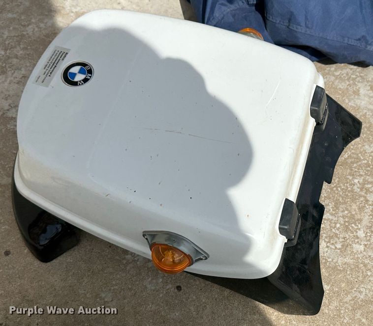 image for item LT9233 1999 BMW R1100RT  motorcycle