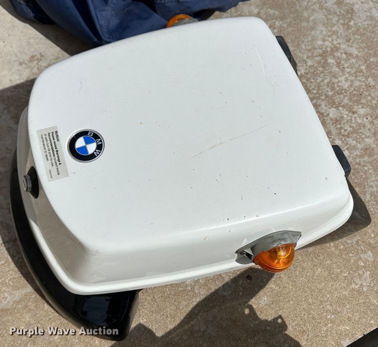 image for item LT9233 1999 BMW R1100RT  motorcycle